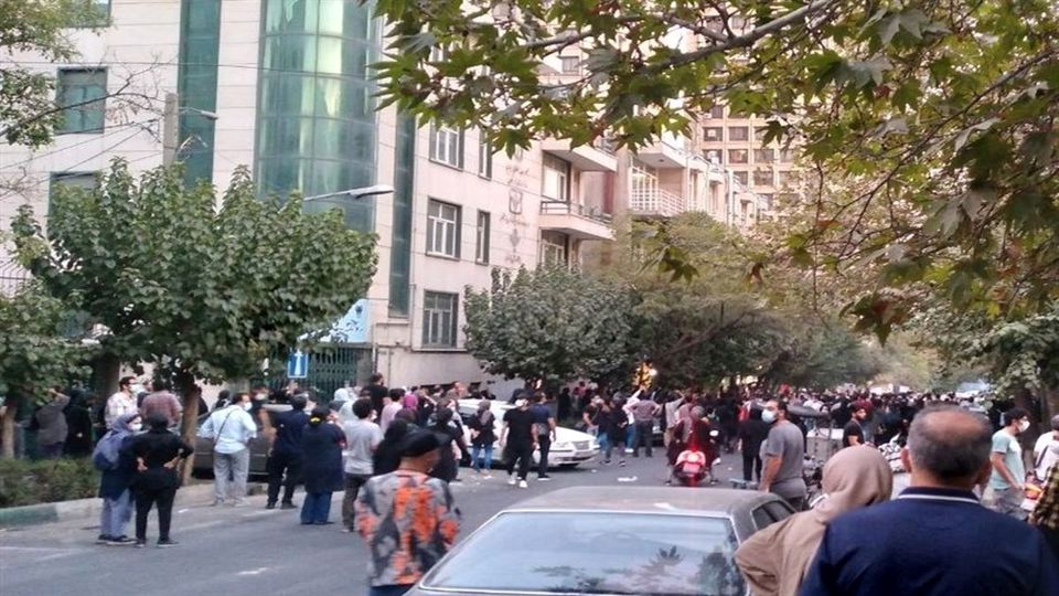 روزنامه جوان: «باتوم» برای برقراری امنیت راهگشاست