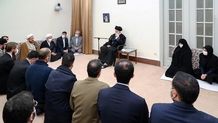 Leader visits exhibition of Iran industry achievements