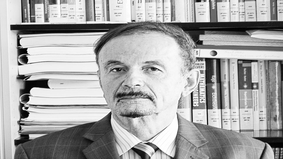 فیزیکدانی که تاجی از ذرات بر سر داشت